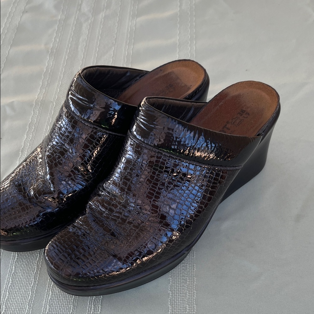 Naot Croc-Embossed Patent Leather Wedge Mules in Black size 38EU 7.5US